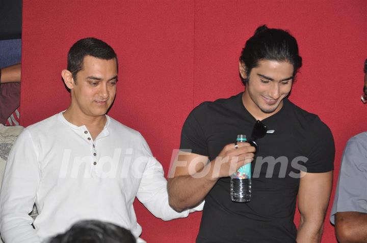 Aamir Khan and Prateik Babbar at the Unveiling of Dhobi Ghat's First Look, Andheri