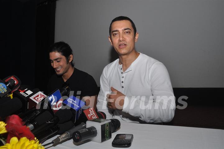 Aamir Khan and Prateik Babbar at the Unveiling of Dhobi Ghat's First Look, Andheri