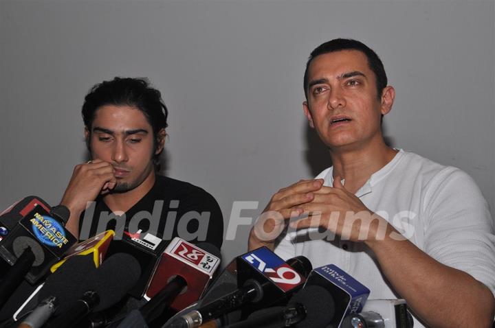 Aamir Khan and Prateik Babbar at the Unveiling of Dhobi Ghat's First Look, Andheri