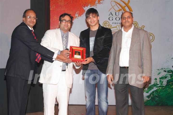 Vivek Oberoi with Aurogold pays tribute to terror attacks victims