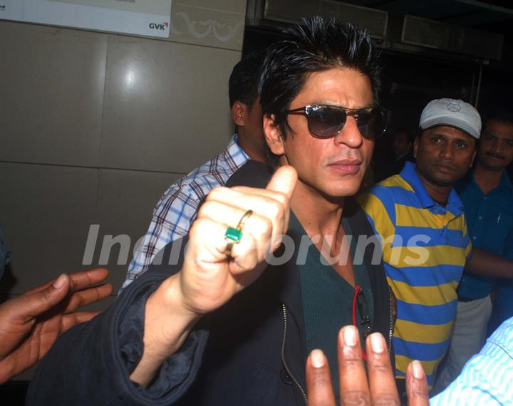 Shahrukh Khan leaves for Dubai to celebrate New Year