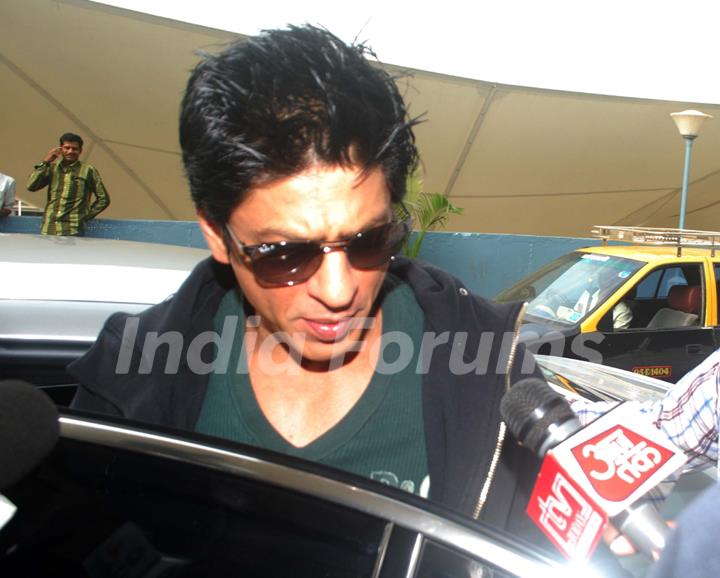 Shahrukh Khan leaves for Dubai to celebrate New Year