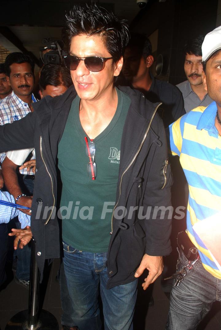 Shahrukh Khan leaves for Dubai to celebrate New Year