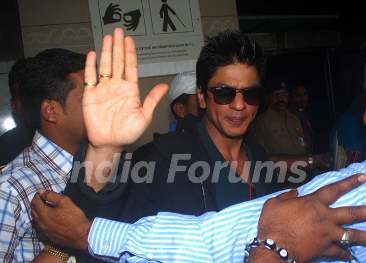 Shahrukh Khan leaves for Dubai to celebrate New Year