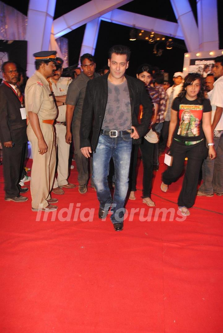 Salman Khan at 17th Annual Star Screen Awards 2011