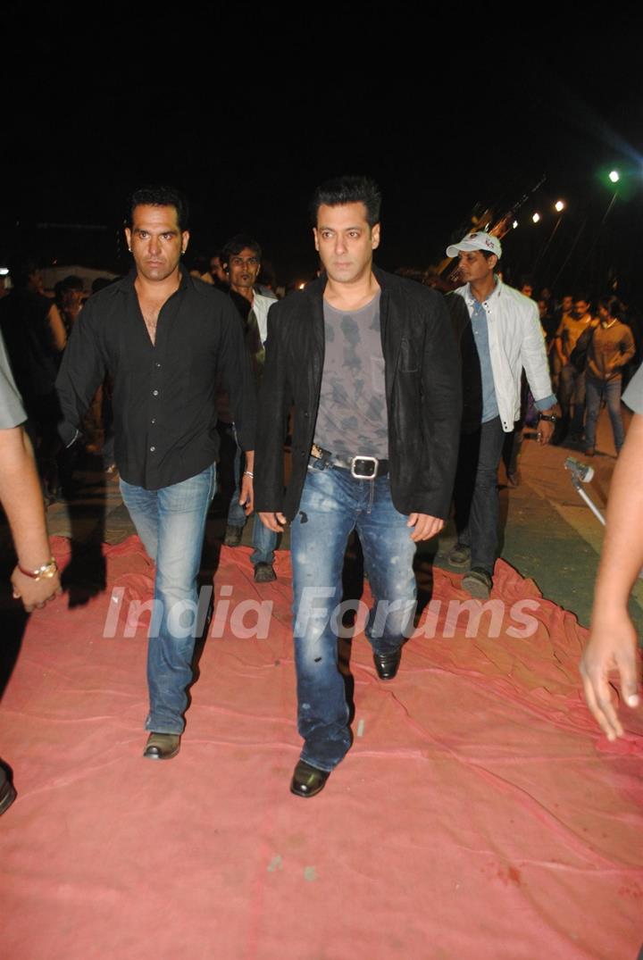 Salman Khan at 17th Annual Star Screen Awards 2011