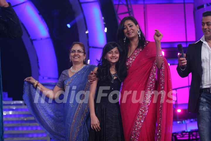 Shweta with her daughter and mother in Finale of Bigg Boss 4