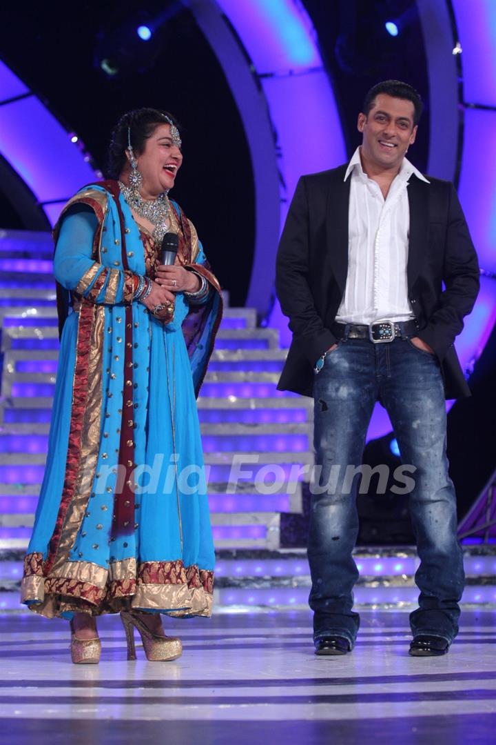 Salman Khan with Dolly Bindra at Finale of Bigg Boss 4