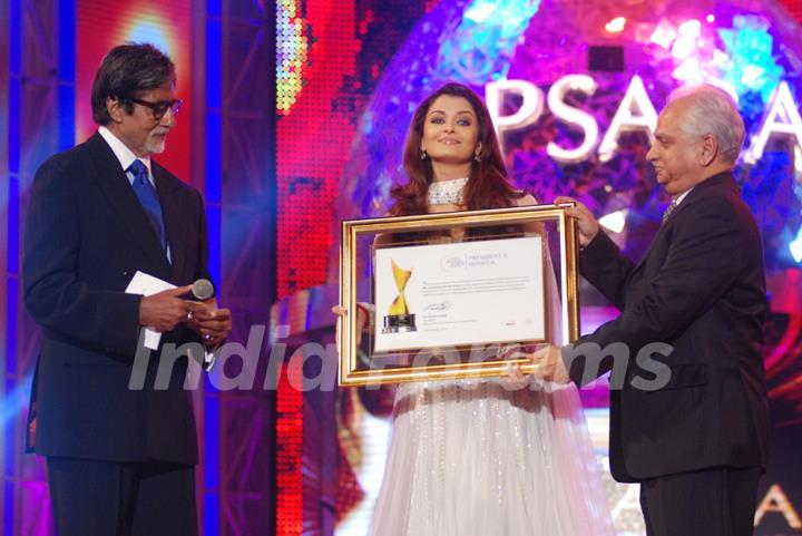 Amitabh Bachchan and Ramesh Sippy award Aishwariya Rai Bachchan at the 6th Apsara Awards