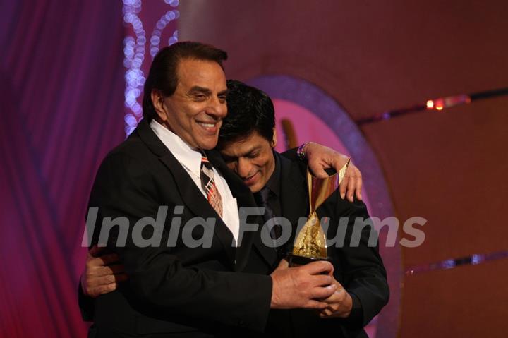 Shah Rukh Khan presents Dharmendra with Lifetime Achievement Award at the 6th Apsara Awards