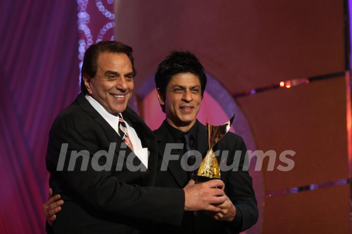 Shah Rukh Khan presents Dharmendra with Lifetime Achievement Award at the 6th Apsara Awards