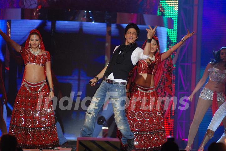 ShahRukh Khan performs at the 6th Apsara Awards