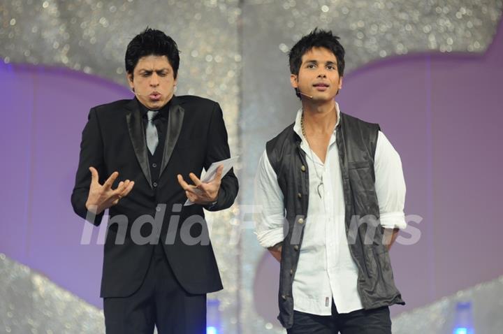 Shahrukh and Shahid anchoring in 17th Annual STAR Screen Awards