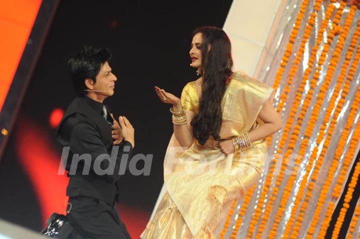 SRK and Rekha in a performance on 17th Annual STAR Screen Awards