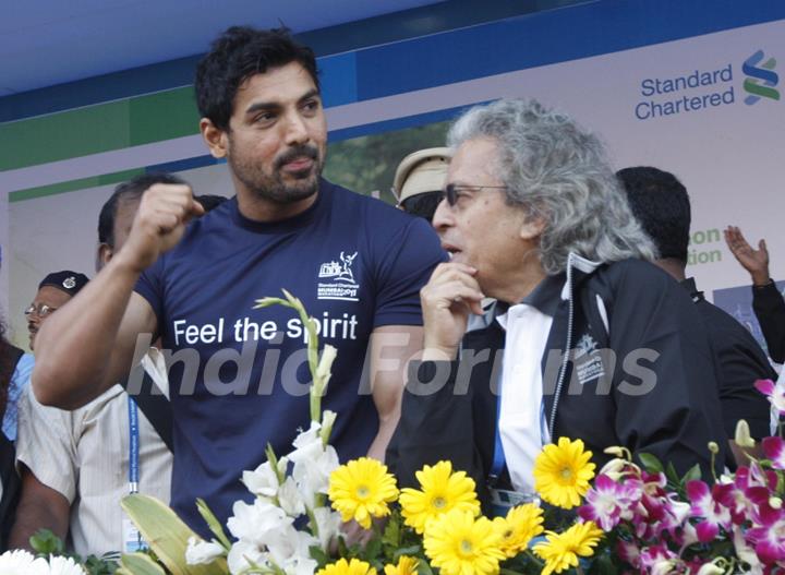 John Abraham at Standard Chartered Mumbai Marathon 2011