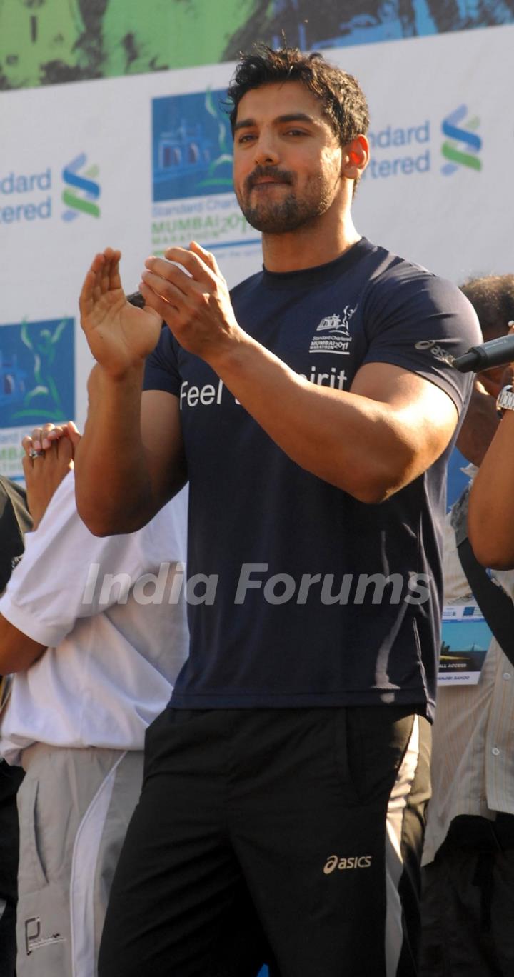 John Abraham at Standard Chartered Mumbai Marathon 2011