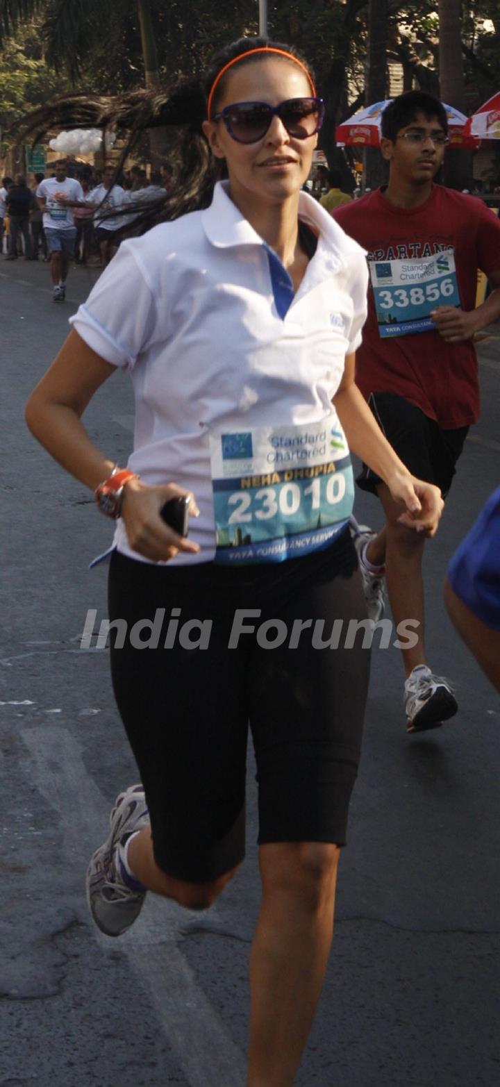 Neha Dhupia taking part in Standard Chartered Mumbai Marathon 2011