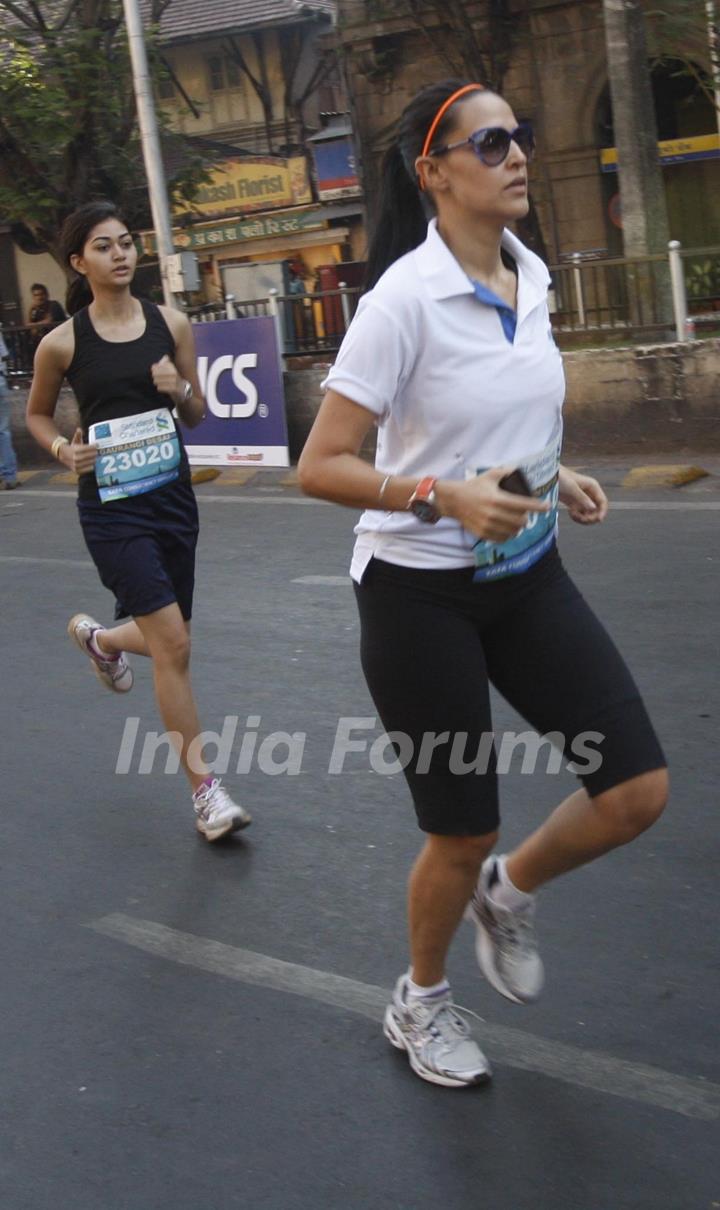 Neha Dhupia taking part in Standard Chartered Mumbai Marathon 2011