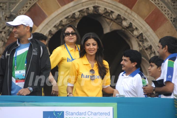 Shilpa Shetty and Tina Ambani at Standard Chartered Mumbai Marathon 2011