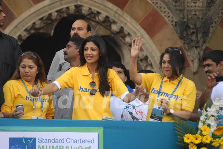 Shilpa Shetty and Tina Ambani at Standard Chartered Mumbai Marathon 2011