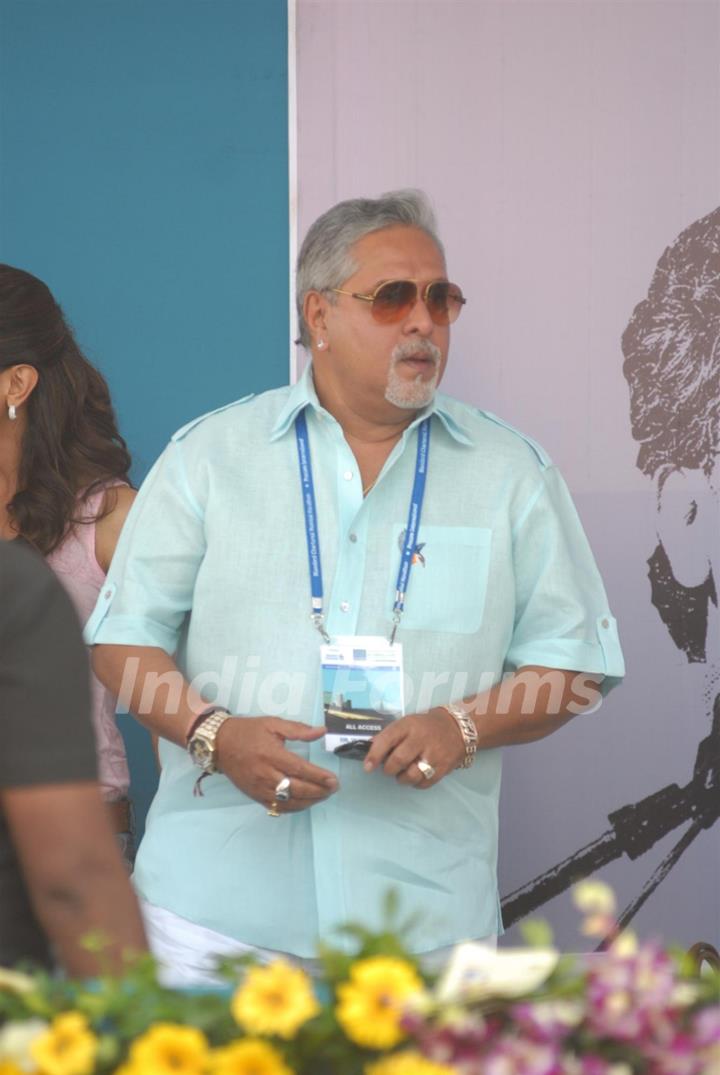 Vijay Mallya at Standard Chartered Mumbai Marathon 2011