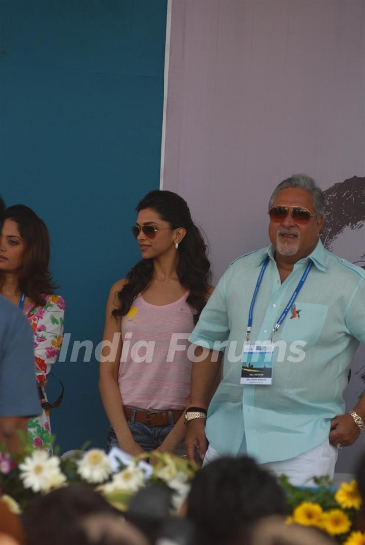 Deepika Padukone and Vijay Mallya at Standard Chartered Mumbai Marathon 2011