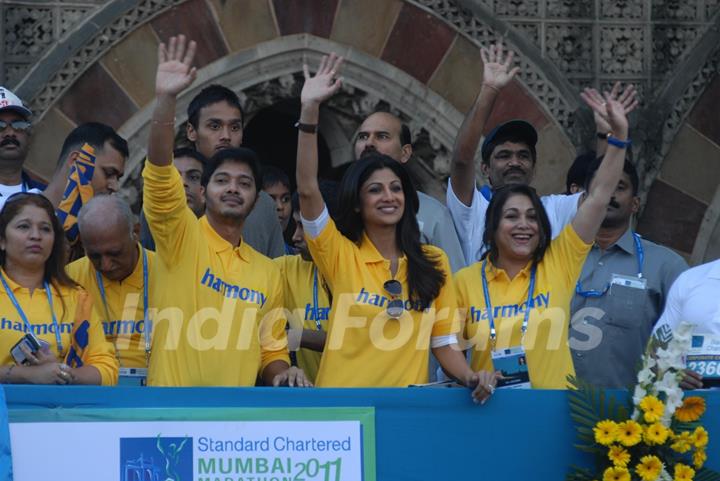 Shilpa Shetty, Tina Ambani and Shreyas Talpade at Standard Chartered Mumbai Marathon 2011