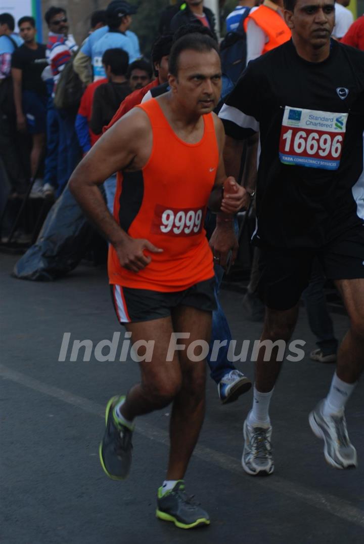 Anil Ambani taking part in Standard Chartered Mumbai Marathon 2011