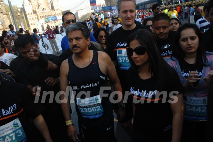 Vidya Balan at Standard Chartered Mumbai Marathon 2011