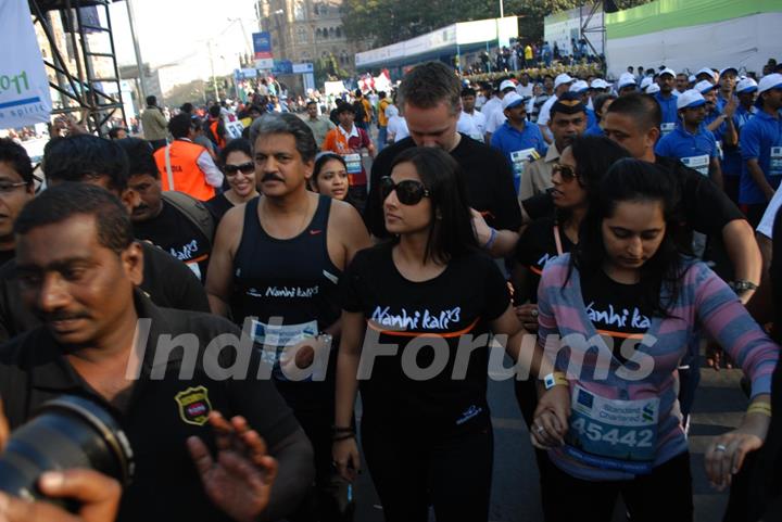 Vidya Balan at Standard Chartered Mumbai Marathon 2011