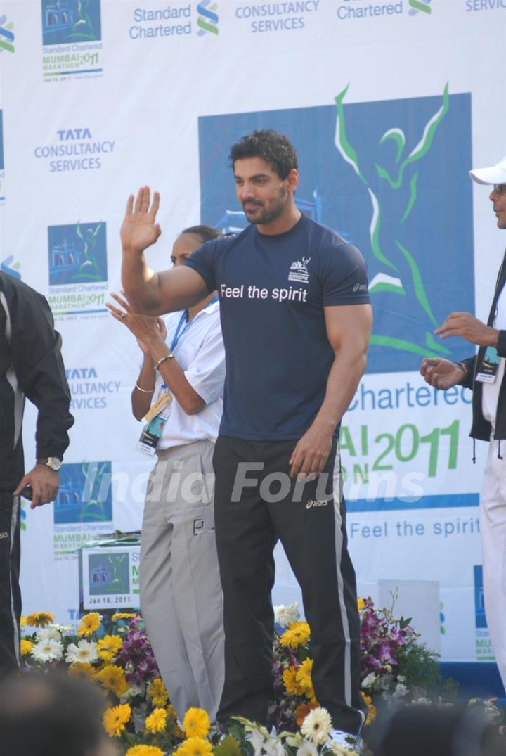 John Abraham at Standard Chartered Mumbai Marathon 2011