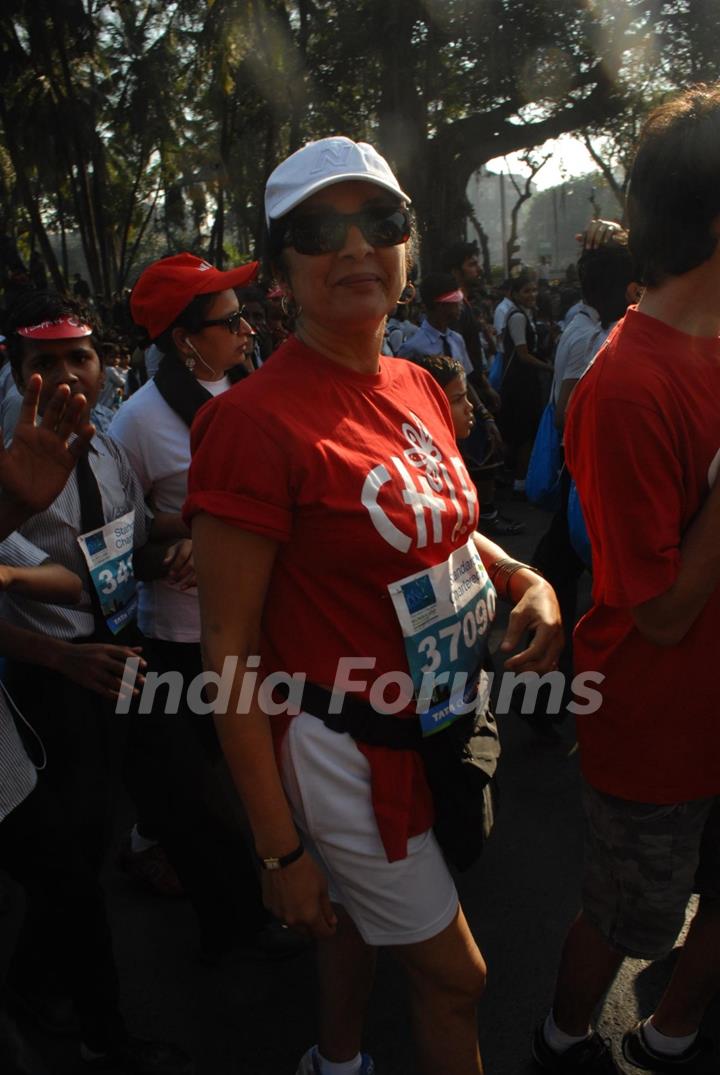 Neena Gupta at Standard Chartered Mumbai Marathon 2011