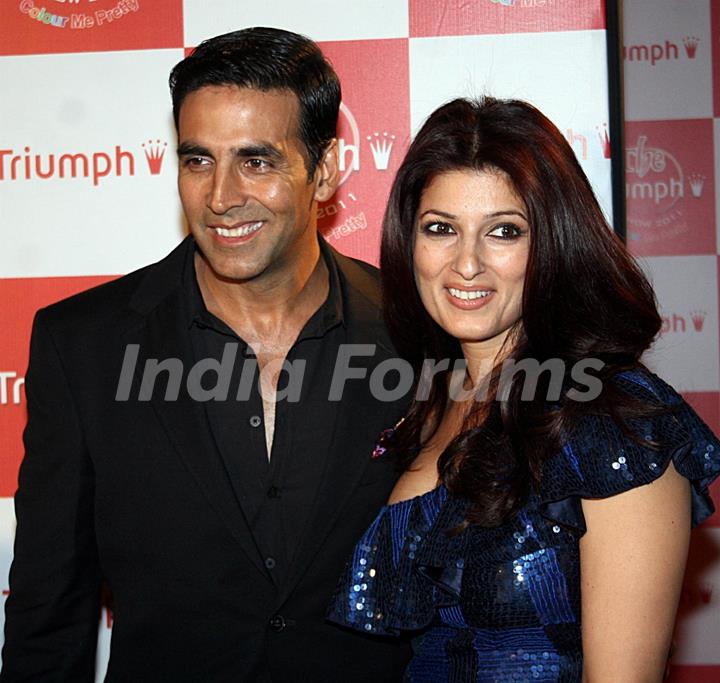 Akshay Kumar with wife Twinkle Khanna at Triumph Lingerie Fashion Show 2011