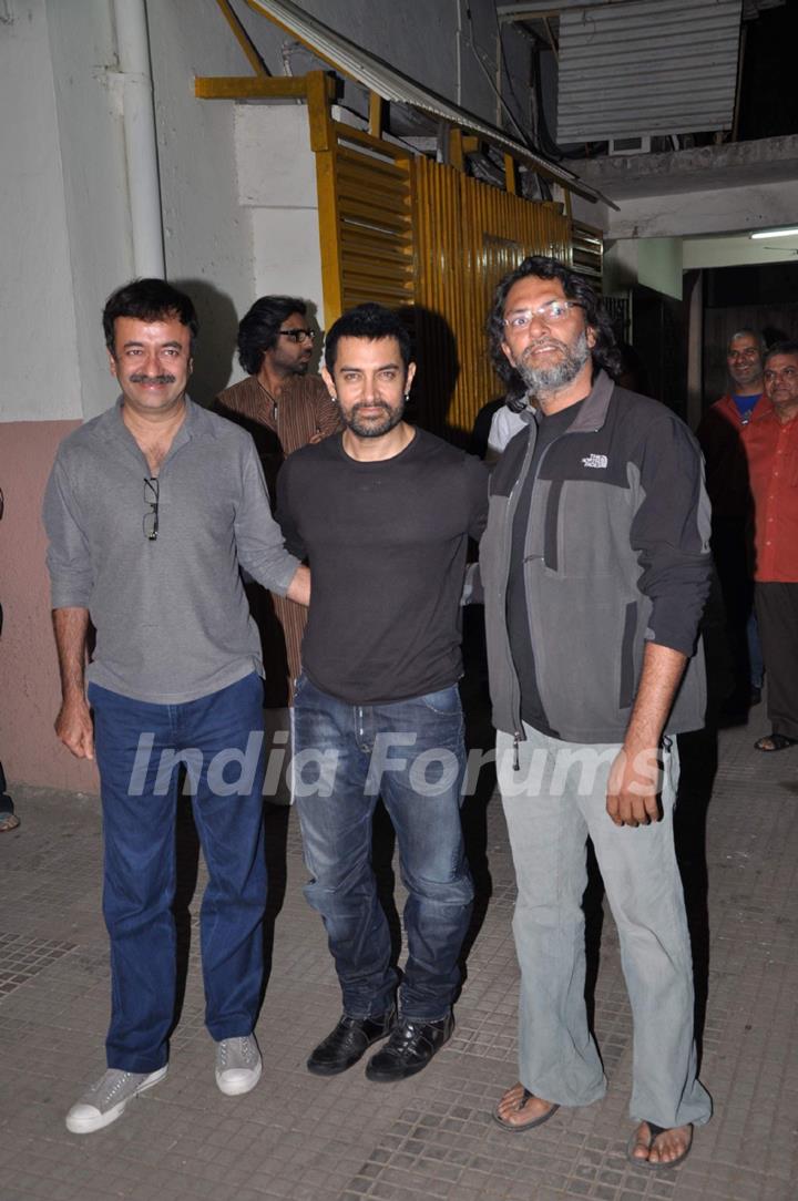 Aamir Khan at 'Dhobi Ghat' screening with Rajkumar Hirani and Rakeysh Omprakash Mehra. .