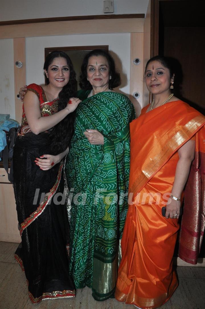 Gracy Singh and Asha Parekh at Classical Concert