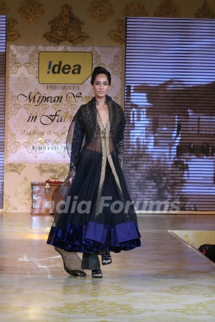 Model walks the ramp for Shabana Azmi's charity show 'Mizwan'