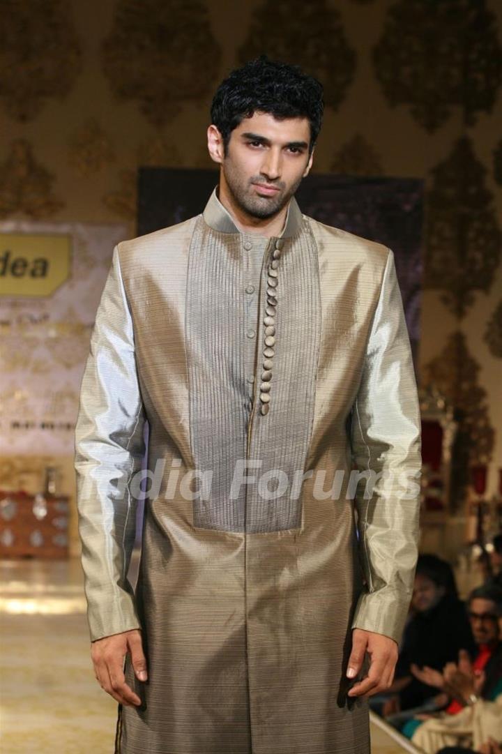 Model walks the ramp for Shabana Azmi's charity show 'Mizwan'