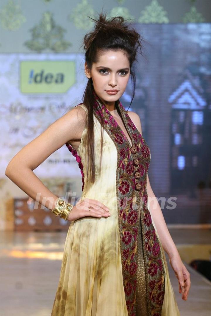 Shazahn Padamsee walks the ramp for Shabana Azmi's charity show 'Mizwan'