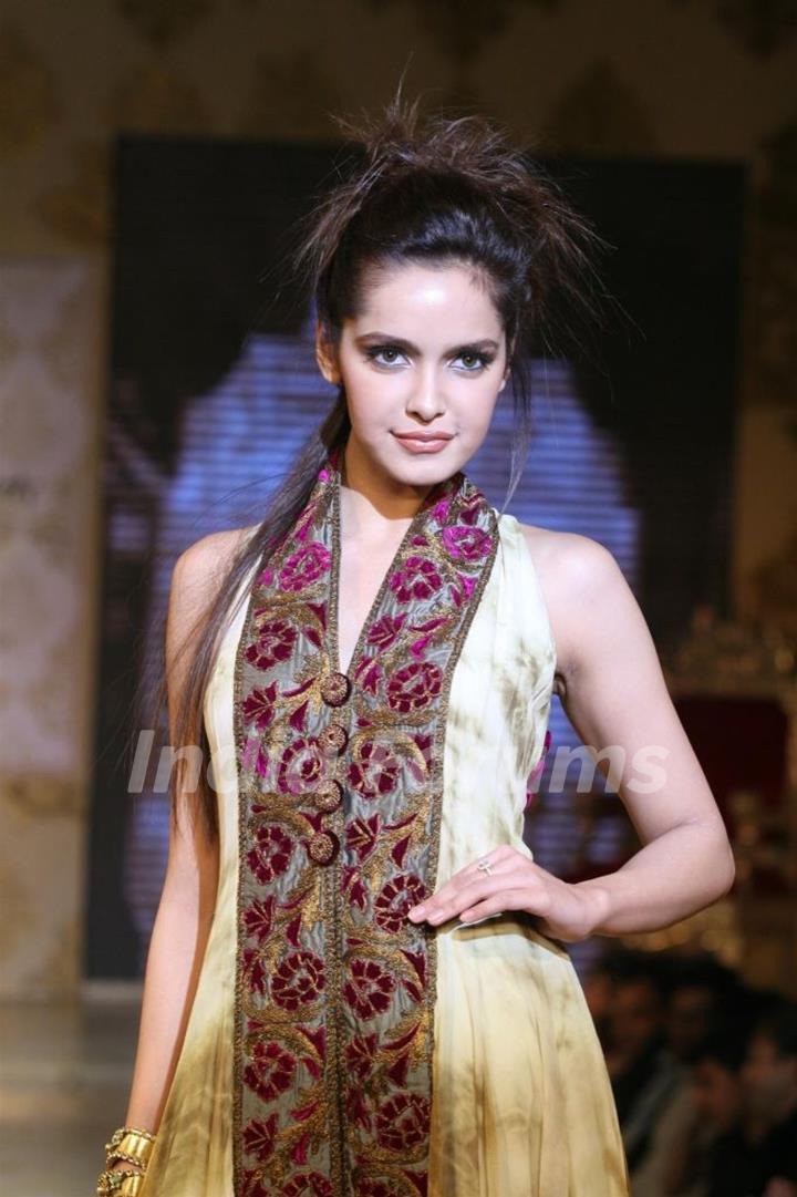 Shazahn Padamsee walks the ramp for Shabana Azmi's charity show 'Mizwan'