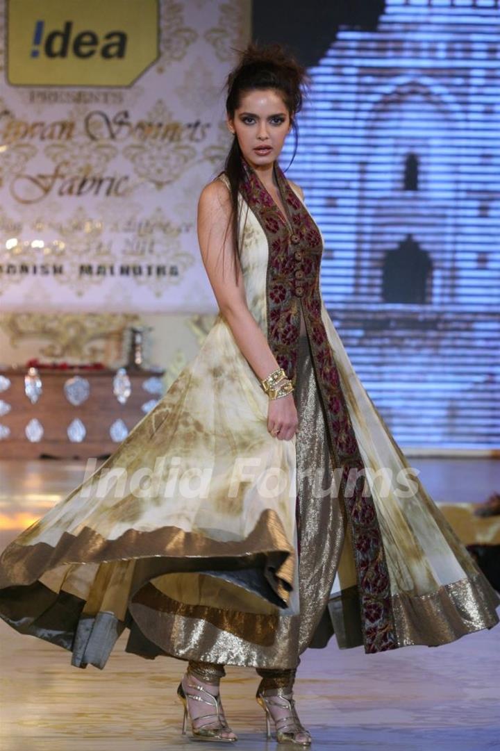 Shazahn Padamsee walks the ramp for Shabana Azmi's charity show 'Mizwan'