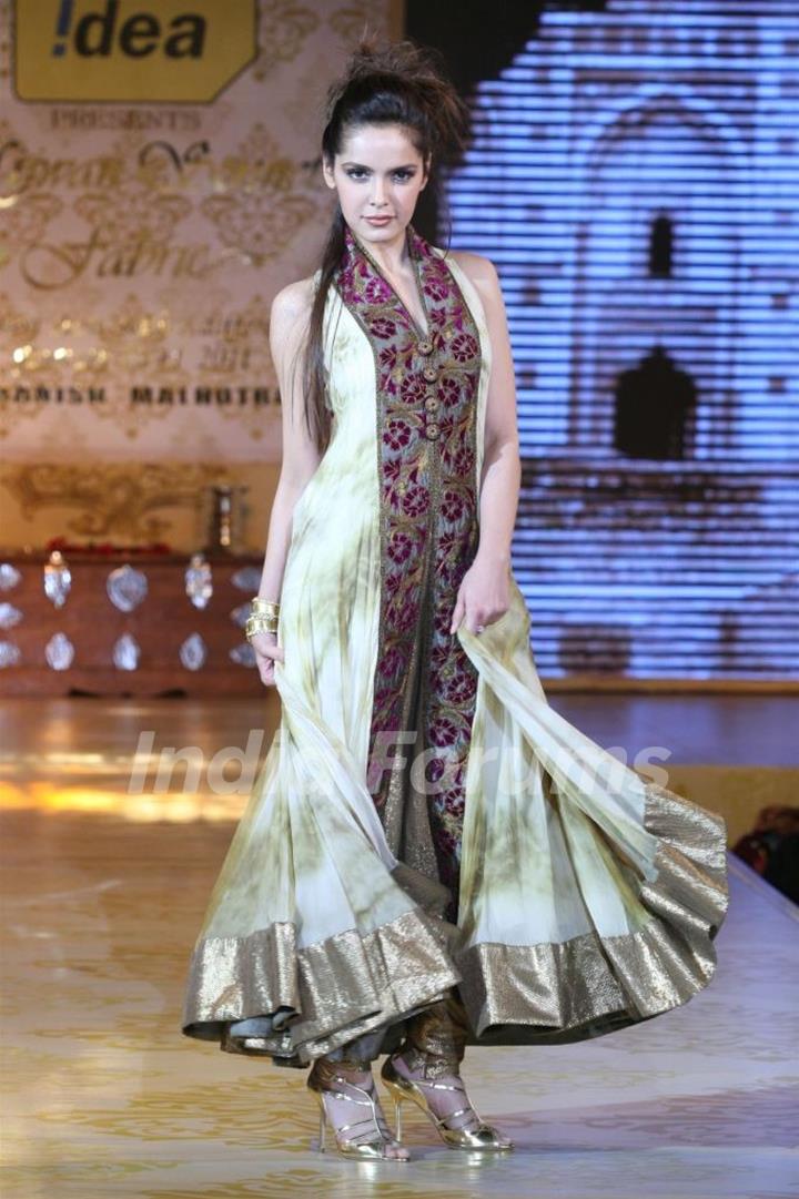 Shazahn Padamsee walks the ramp for Shabana Azmi's charity show 'Mizwan'