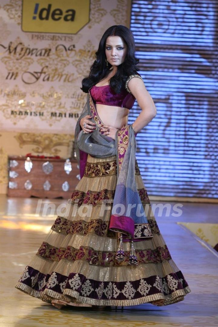 Celina Jaitley walks the ramp for Shabana Azmi's charity show 'Mizwan'