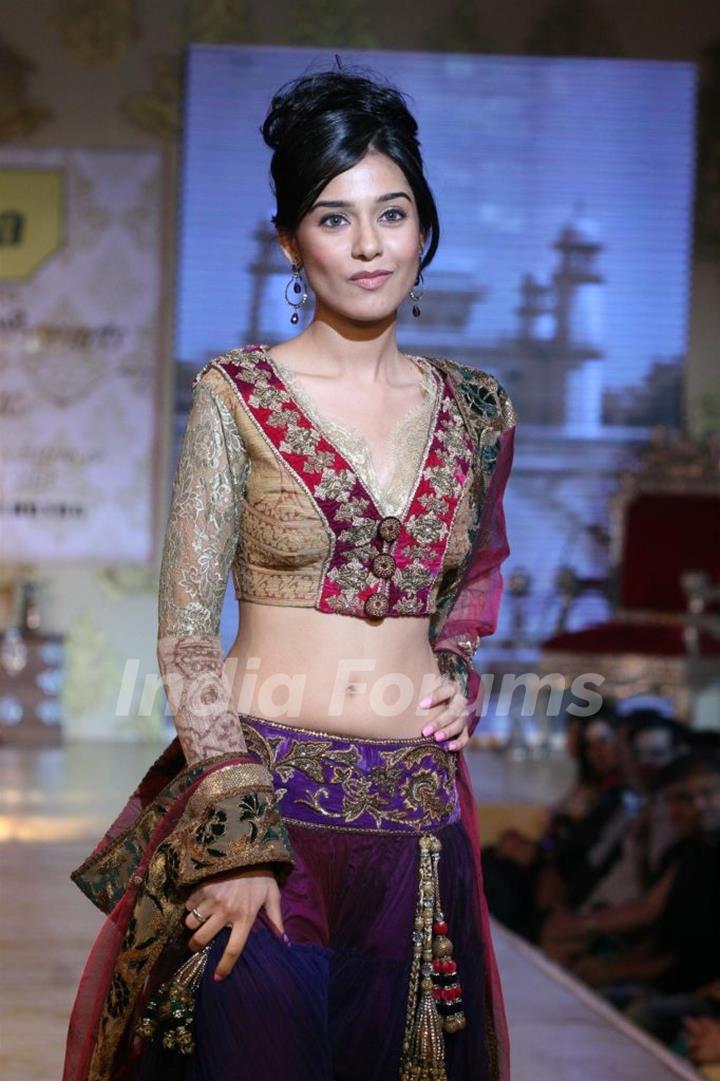 Amrita Rao walks the ramp for Shabana Azmi's charity show 'Mizwan'