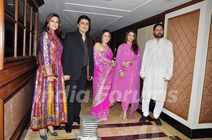 Aishwarya Rai, Sonali Bendre, Goldie Behl and Shristi Arya in Sameer Soni and Neelam's wedding recep