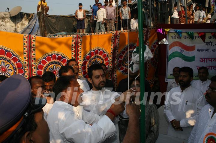 Aamir and Kiran celebrate Republic Day at Dhobi Ghat in Mumbai