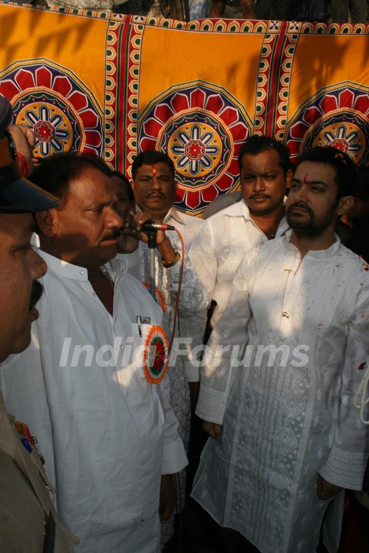 Aamir and Kiran celebrate Republic Day at Dhobi Ghat in Mumbai