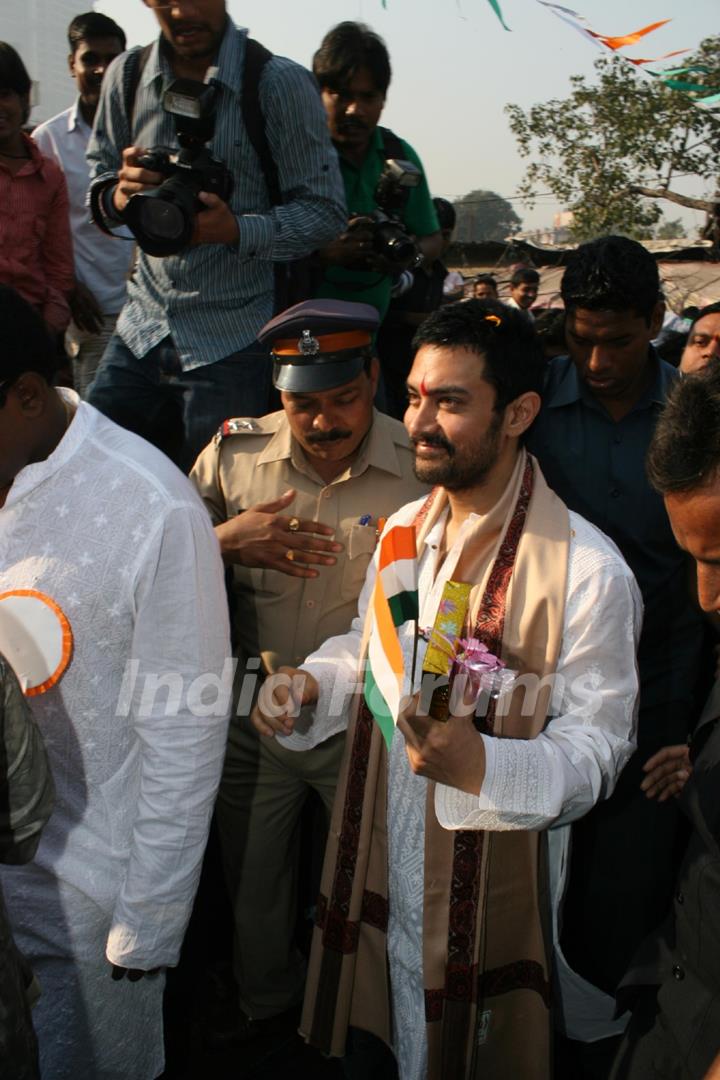 Aamir Khan celebrate Republic Day at Dhobi Ghat in Mumbai