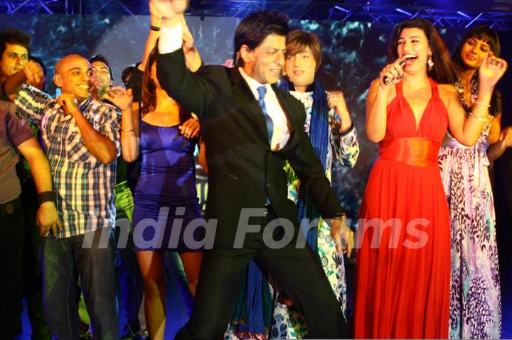 Shah Rukh Khan along with the participants at 'Zor Ka Jhatka' bash at JW Marriott Hotel in Mumbai