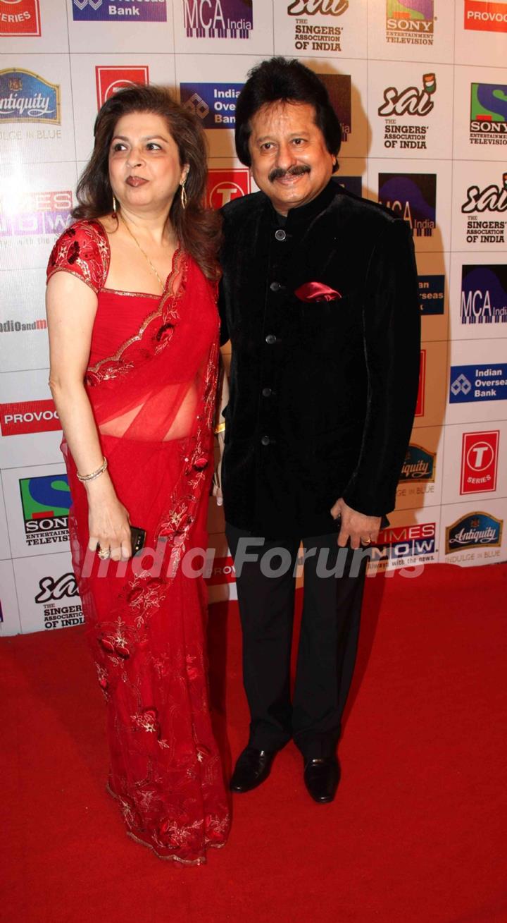 Pankaj Udhas with his wife at Mirchi Music Awards 2011 at BKC