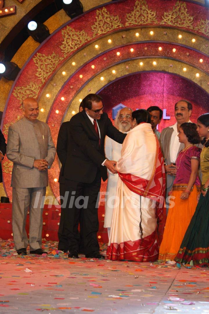 Dharmendra and Lata at Mi Marathi Awards at Andheri Sports Complex. .